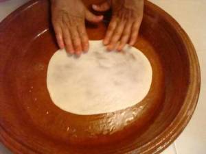 Flatten-and-stretch-the-dough2